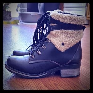 Super cute fur boots!